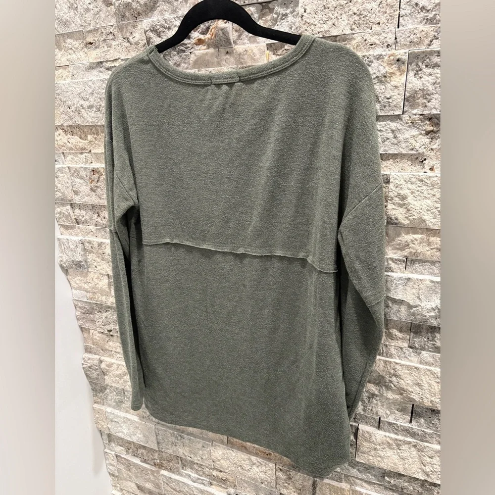 Hopely Elegant Sage Long Sleeve Top size M - Picture 4 of 7